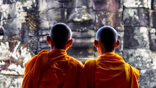 contemplating-monk-angkor-wat-siem-reap-cambodia-P3HVXTJ.jpg